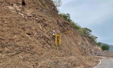 Trabajos de estabilización de taludes mantiene cerrada la carretera Autlán-Villa Purificación en Jalisco