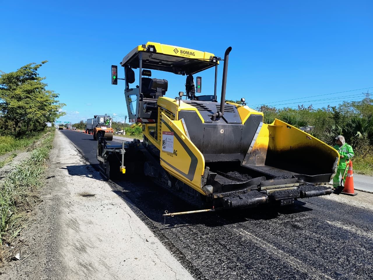 Supervisan trabajos de pavimentación en la carretera Salvatierra-Celaya
