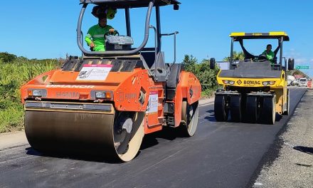 Supervisan trabajos de pavimentación en la carretera Salvatierra-Celaya